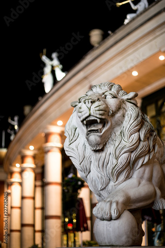 Lion Statue © Adam Ibbotson