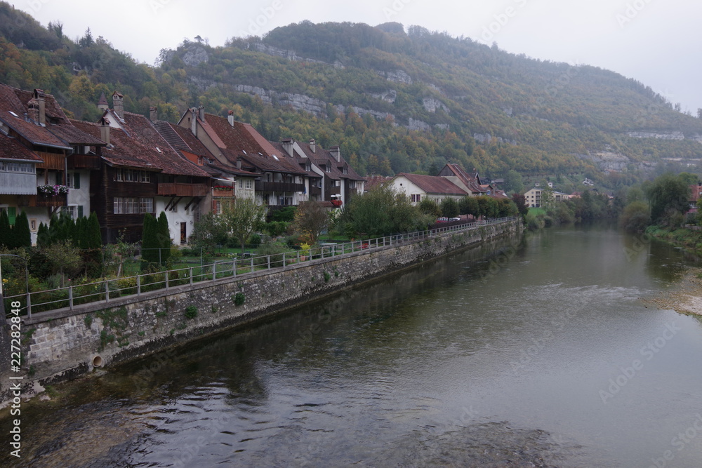 Blick auf St. Ursanne und den Fluss Doubs