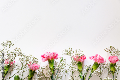 Obraz na plátně White copy space with pink carnations and white field flowers