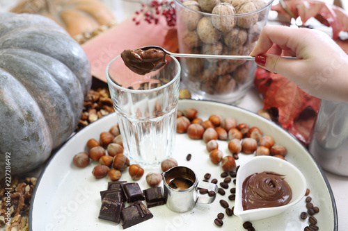Słodki orzechowo czekoladowy deser kawowy. Apetyczna kompozycja jedzeniowa w kolorach brązowo białych. 