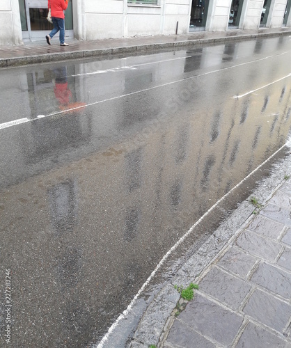 Fare una camminata in centro sotto la pioggia - Inverno photo