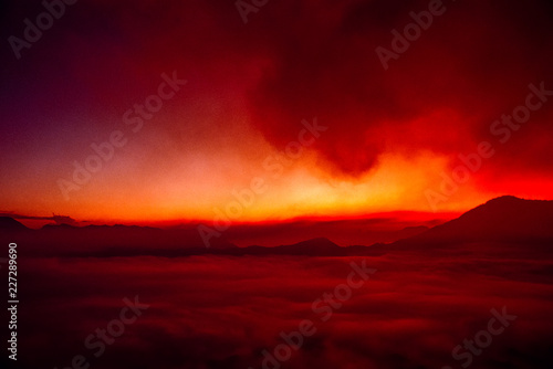 Feuerroter Himmel am Gunung Bromo