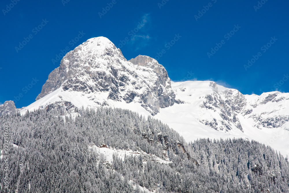 Verschneiter Berggipfel 