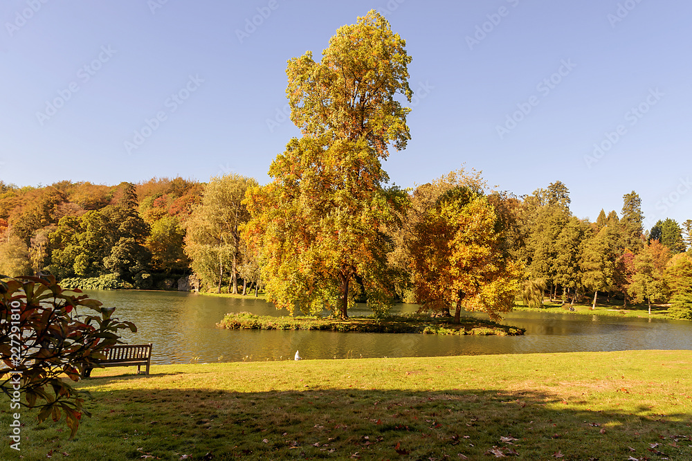 Obraz premium Autumn in the most popular park in the UK - Stourhead
