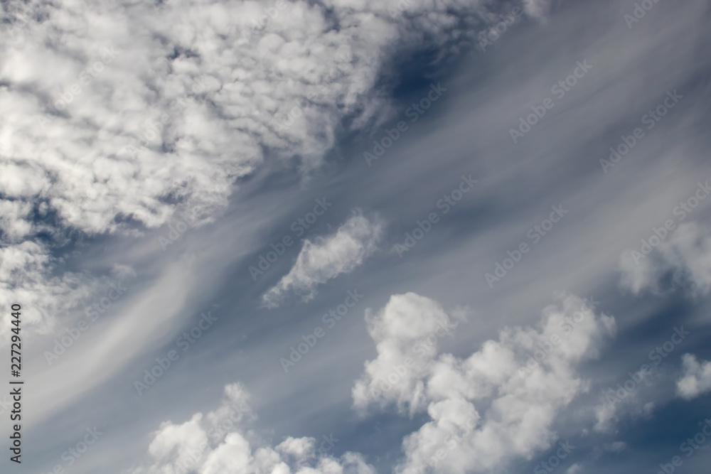 Obraz premium cloudscape with diagonal wispy clouds in ethereal pattern