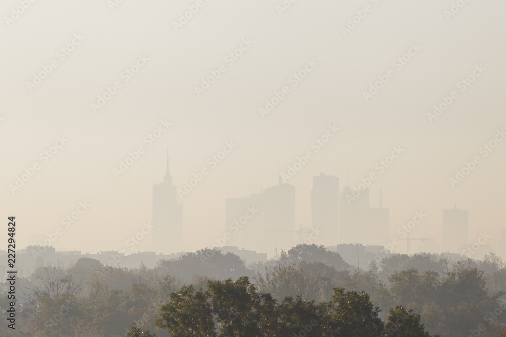 Plakat Warszawa, stolica Polski pokryta smogiem i mgłą