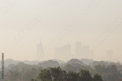 Plakat Warszawa, stolica Polski pokryta smogiem i mgłą