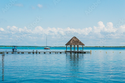 Palapa al final de muelle en laguna de Bacalar, Quintana Roo
