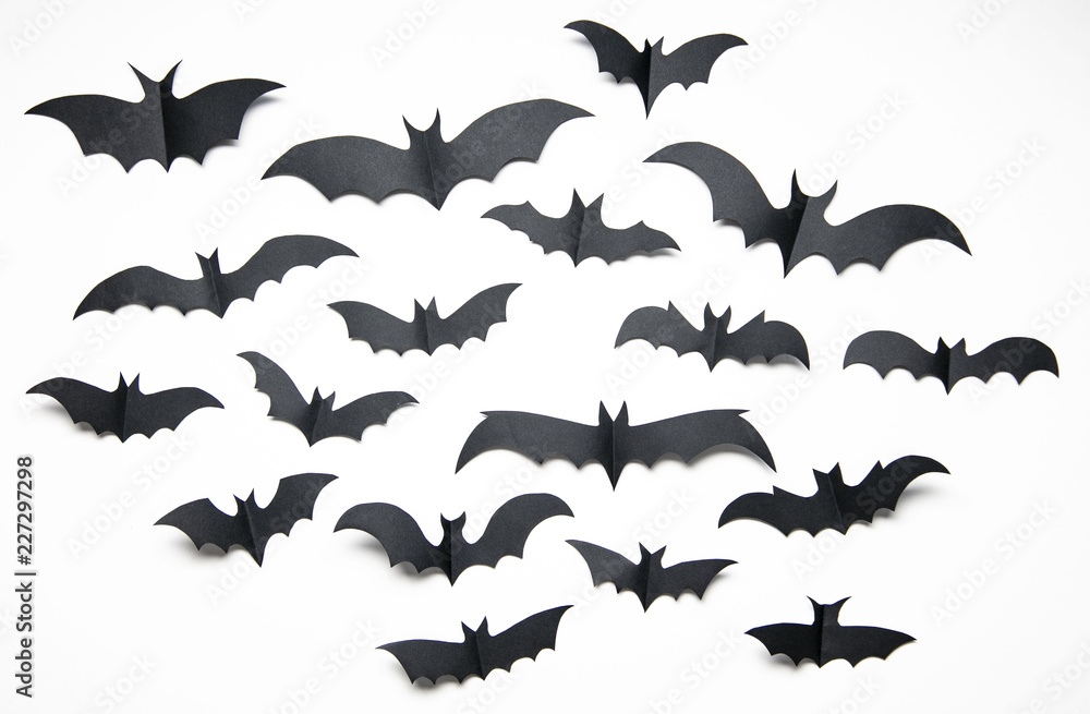 Naklejka premium Halloween paper bat decorations on a white background.