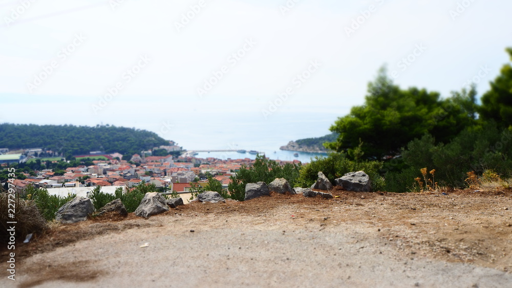 Weite Aussicht auf die kroatische Kleinstadt Makarska direkt an der Adria