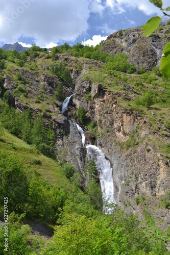 Torrent des Hautes-Alpes Parc National des Ecrins, cascade de Dormillouse, Alpes, France