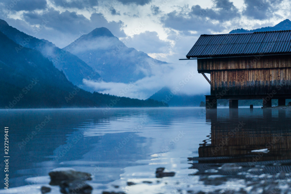Fototapeta premium Hütte am Bergsee im Nebel