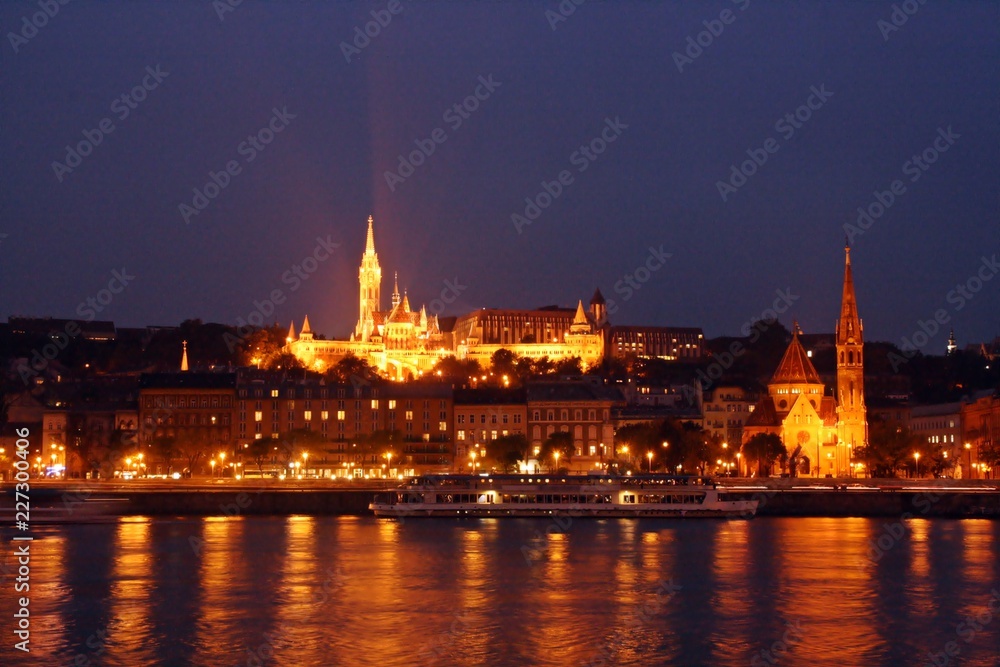 Bastión de los pescadores y río Danubio iluminados.