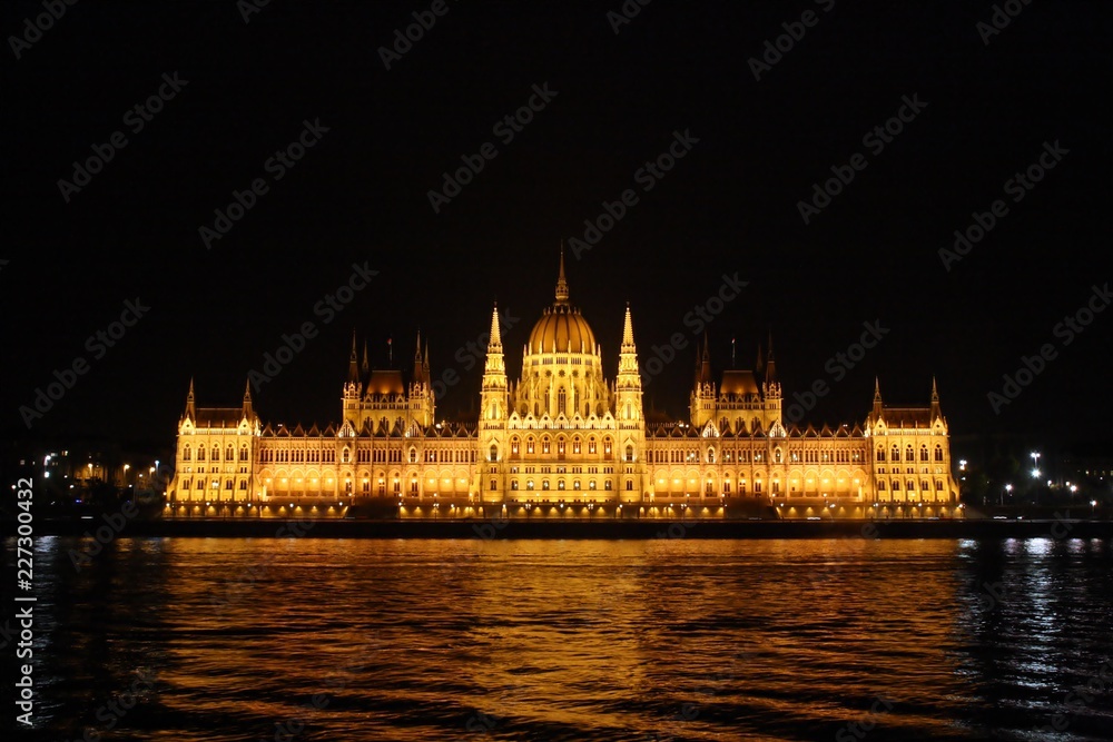 Parlamento de Budapest iluminado.