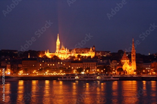 Bastión de los pescadores y río Danubio iluminados. © AngelLuis