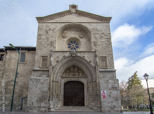 Portada de la capilla de San Ildefonso del Convento de la Stma. Trinidad en la ciudad de Burgos