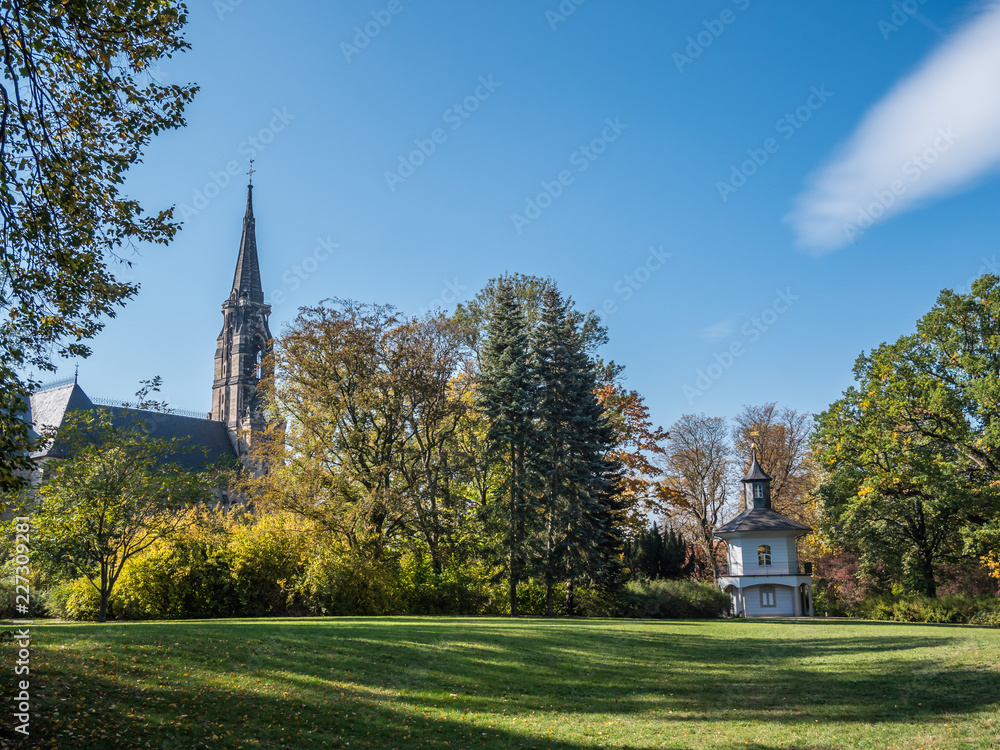 Lukaskirche mit Teehaus in Oberplanitz bei Zwickau Lukaskirche mit Teehaus in Oberplanitz bei Zwickau