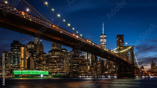 Fototapeta Naklejka Na Ścianę i Meble -  Brooklyn Bridge mit Manhattan Skyline in Dämmerung