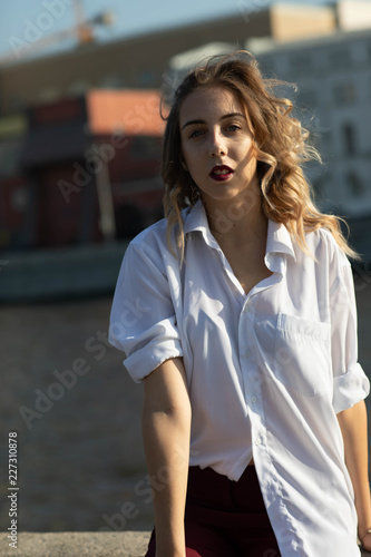 Fototapeta Naklejka Na Ścianę i Meble -  Street photo shoot with a wonderful girl.Photo shoot in Moscow in a beautiful hearth.