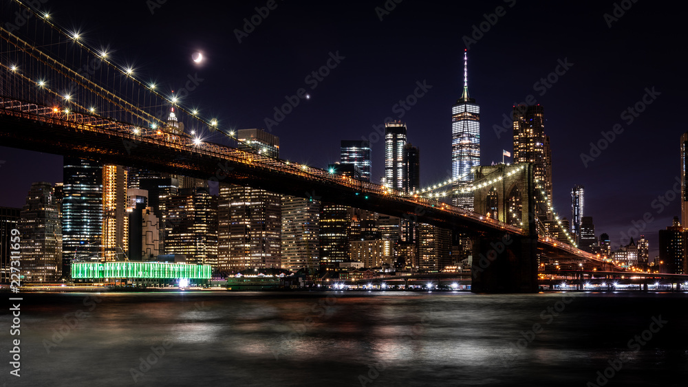 Brooklyn Bridge in New York mit Manhattan Skyline bei Nacht