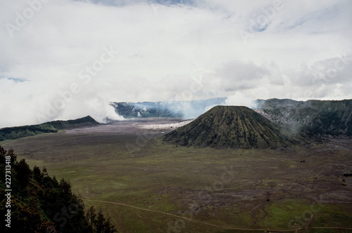 Tiefhängende Wolken im Tengger Krater - Java , Indonesien