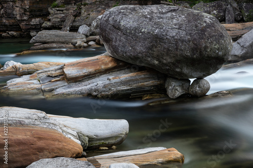 Felsen in der Verzasca-Schlucht