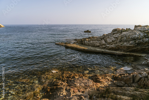 Badestelle am Mittelmeer in natürlichem Hafen in einer kleinen Bucht