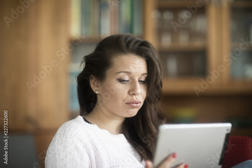 Junge Frau mit Tablet zu Hause