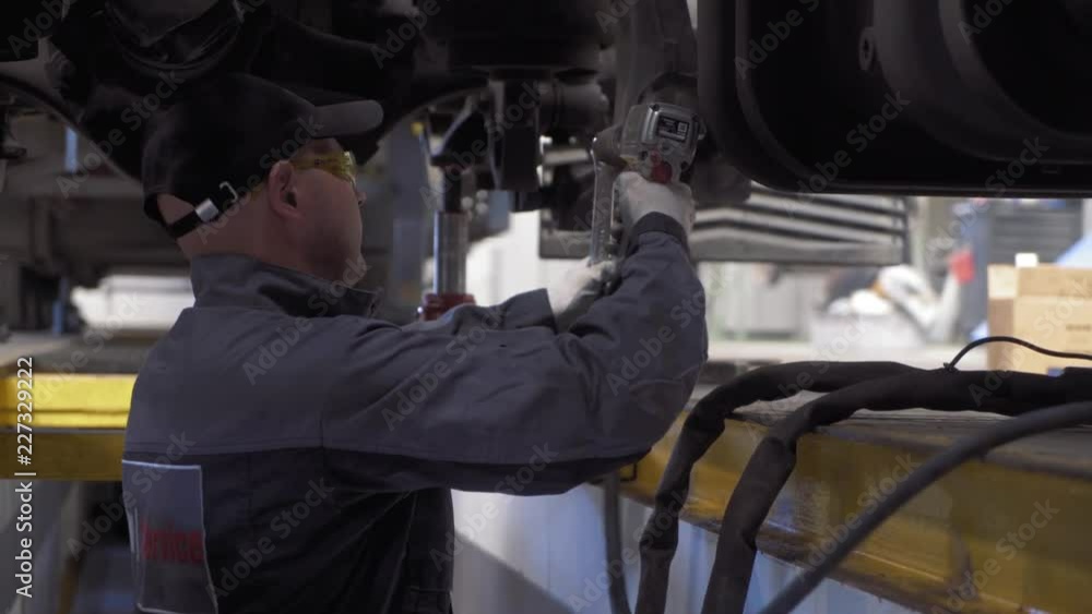 auto mechanic repairs truck suspension auto mechanic repairs truck suspension