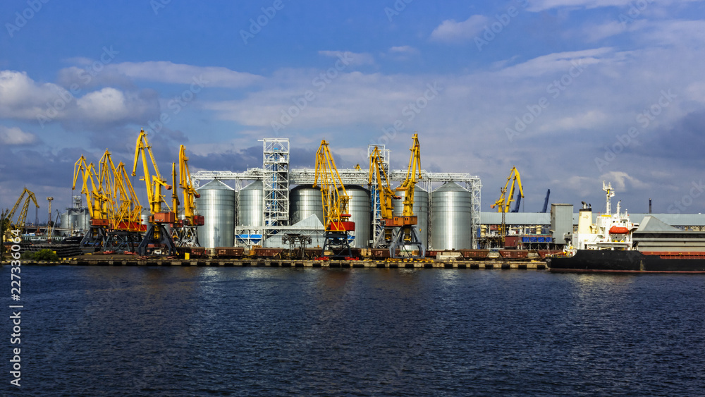 grain terminal in the cargo port