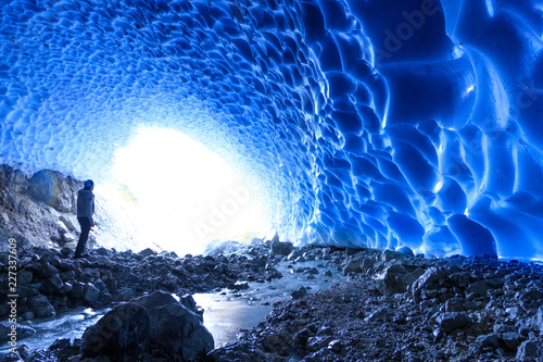 Licht am Ende des Tunnels eines Gletschers