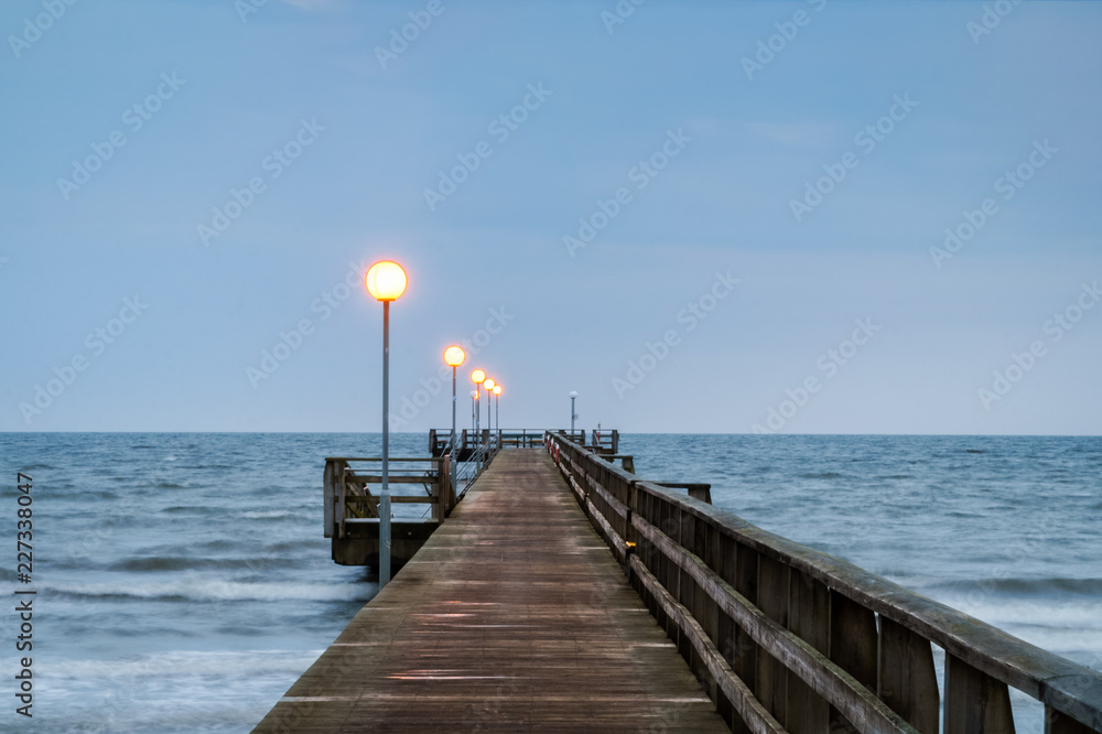 Naklejka premium pier at sunset, empty