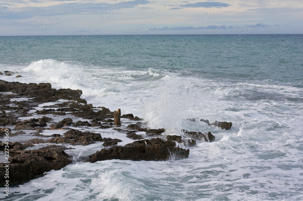 Fototapeta premium waves crashing on rocks