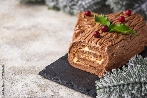 Konstfotografi Christmas yule log cake. Traditional chocolate dessert