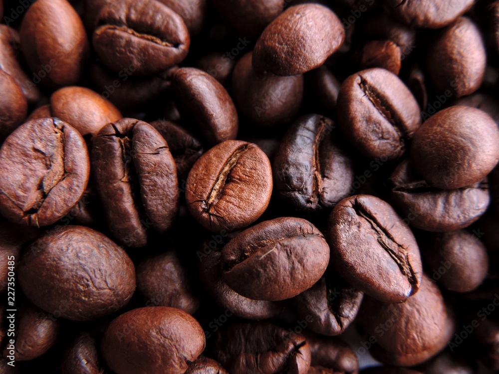 Naklejka premium Makro zamknąć gęsty bukiet aromatycznych palonych ziaren kawy brązowy w różnych odcieniach brązu
