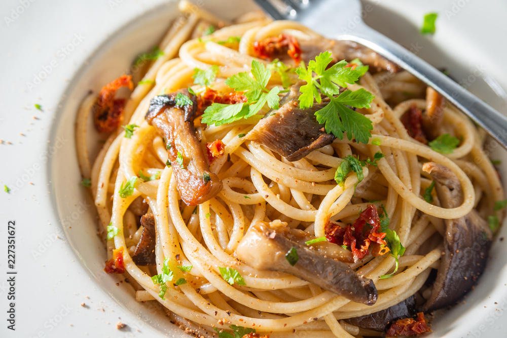 Spaghetti con funghi, pomodori secchi e prezzemolo Spaghetti con funghi, pomodori secchi e prezzemolo