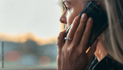 Photos Senior business woman making a phone call