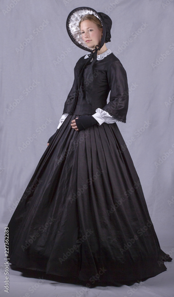 Naklejka premium Victorian woman in black ensemble