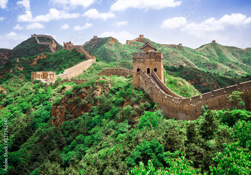 Foto The Great Wall Jinshanling section with green trees in a sunny day, Beijing, Chi