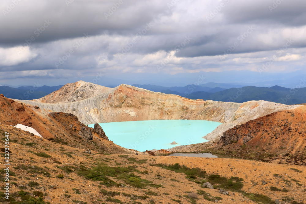 Obraz premium 草津白根山の湯釜