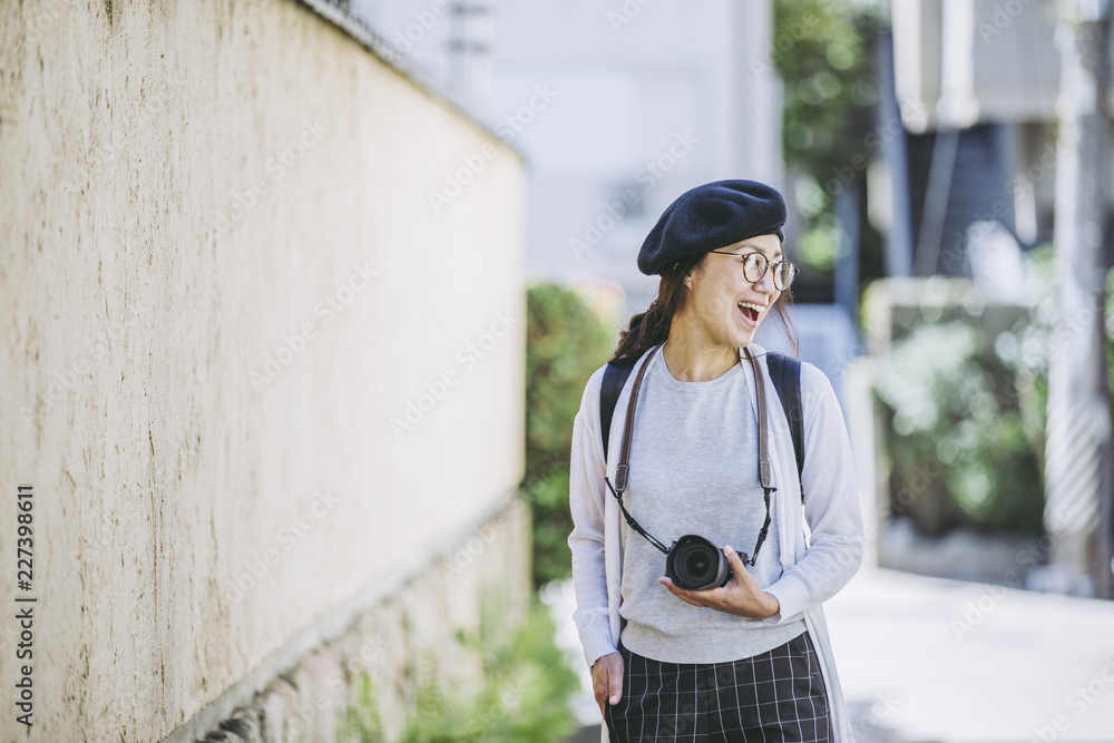 カメラを持っている女性 カメラを持っている女性