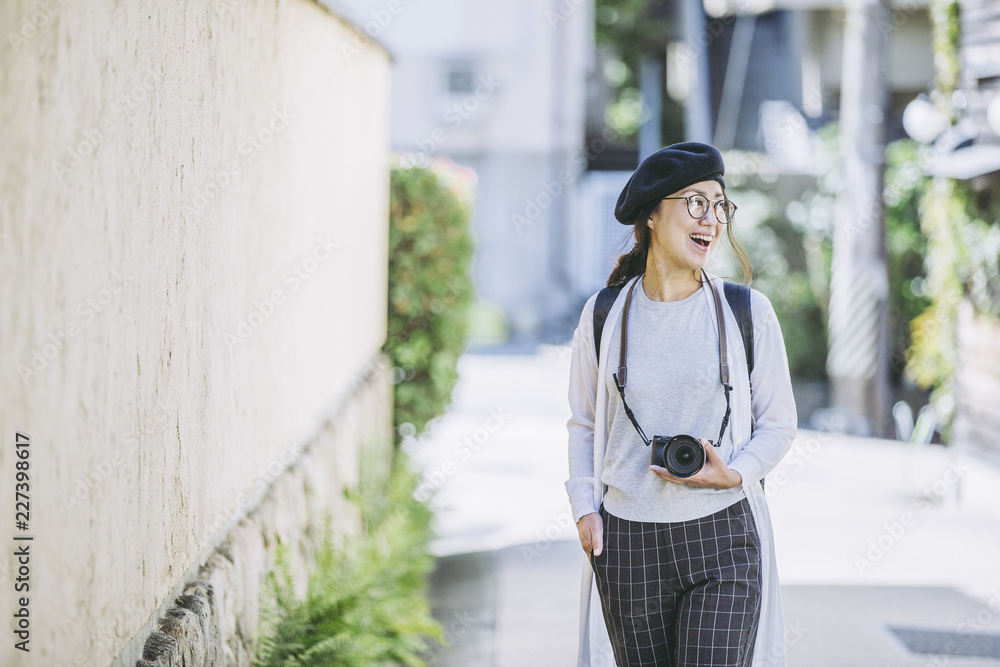 カメラを持っている女性 カメラを持っている女性
