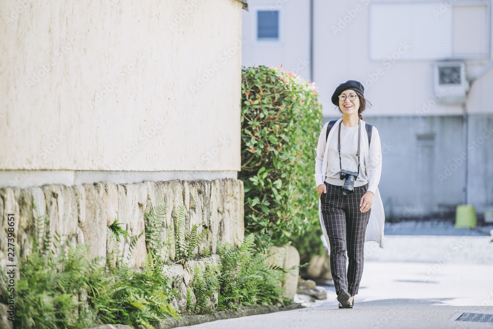 カメラを持っている女性 カメラを持っている女性