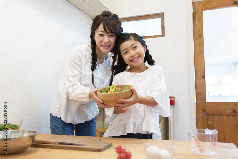 サラダボウルを持つ母娘