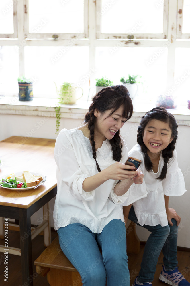 Fototapeta premium 写真を撮る親子