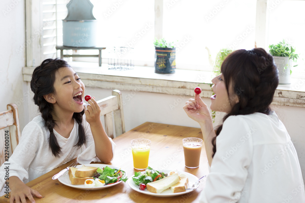 写真を撮る親子 写真を撮る親子