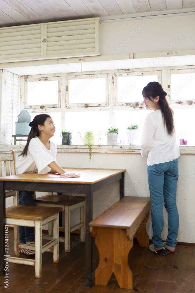 人物 日本人 アジア人 2人 女性 代 30代 お母さん 母親 母 ママ 女の子 小学生 女子 子供 娘 若い 家族 親子 コピースペース ハーフアップ 可愛い かわいい 家 屋内 室内 部屋 ダイニング リビング 窓 観葉植物 緑 掃除 窓拭き 拭く 布巾 ふきん テーブル 机 椅子 人物 日本人 アジア人 2人 女性 代 30代 お母さん 母親 母 ママ 女の子 小学生 女子 子供 娘 若い 家族 親子 コピースペース ハーフアップ 可愛い かわいい 家 屋内 室内 部屋 ダイニング リビング 窓 観葉植物 緑 掃除 窓拭き 拭く 布巾 ふきん テーブル 机 椅子