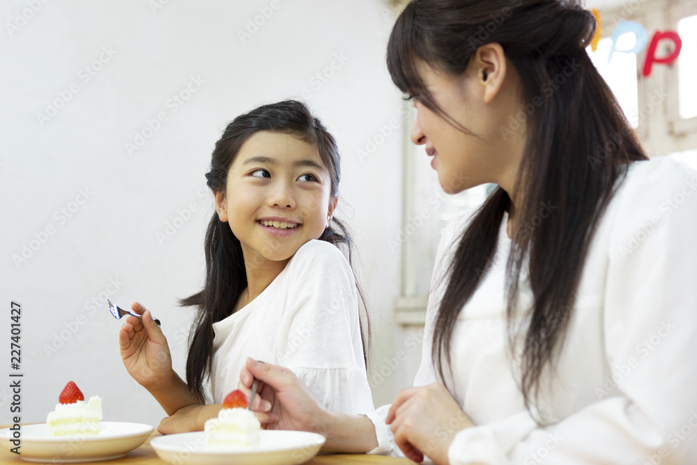 誕生日を祝う母娘 誕生日を祝う母娘