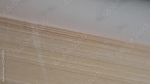 Leafing through a book 2(ページをめくる)