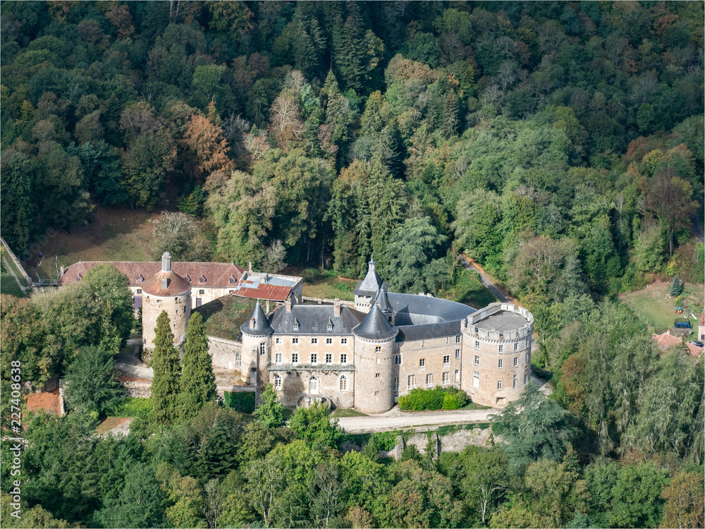 vue aérienne du château Chastellux dans l'Yonne en France